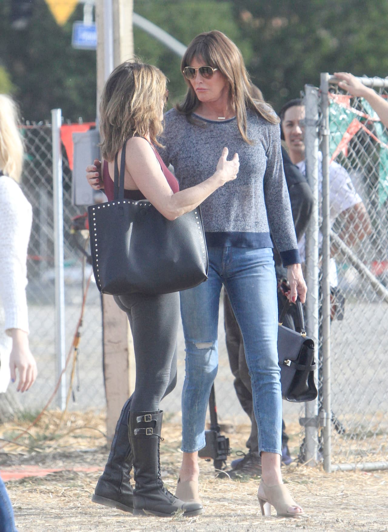 Caitlyn mientras platicaba con mucha gente.