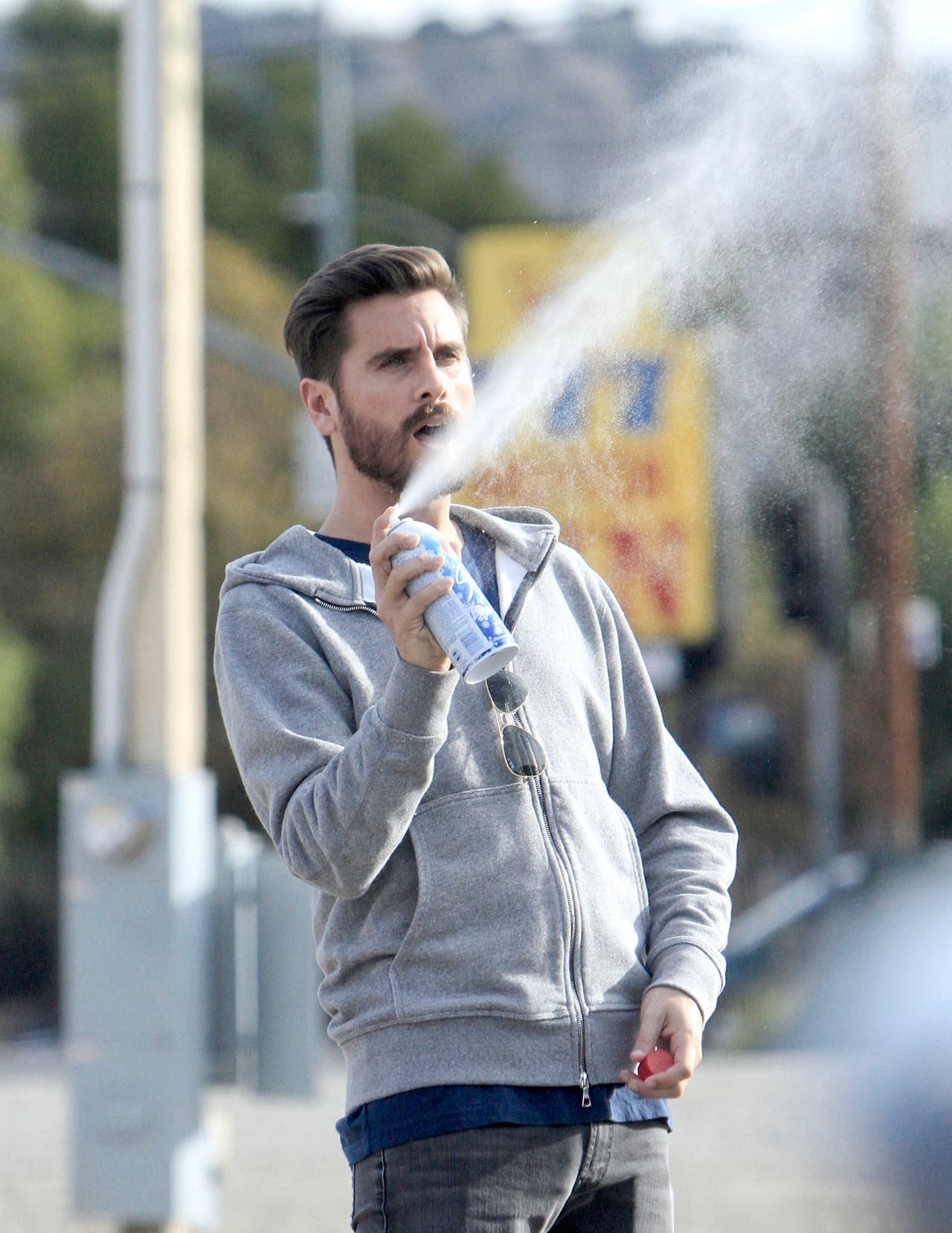 Mientras tanto, Scott Disick se puso a jugar con nieve en aerosol.