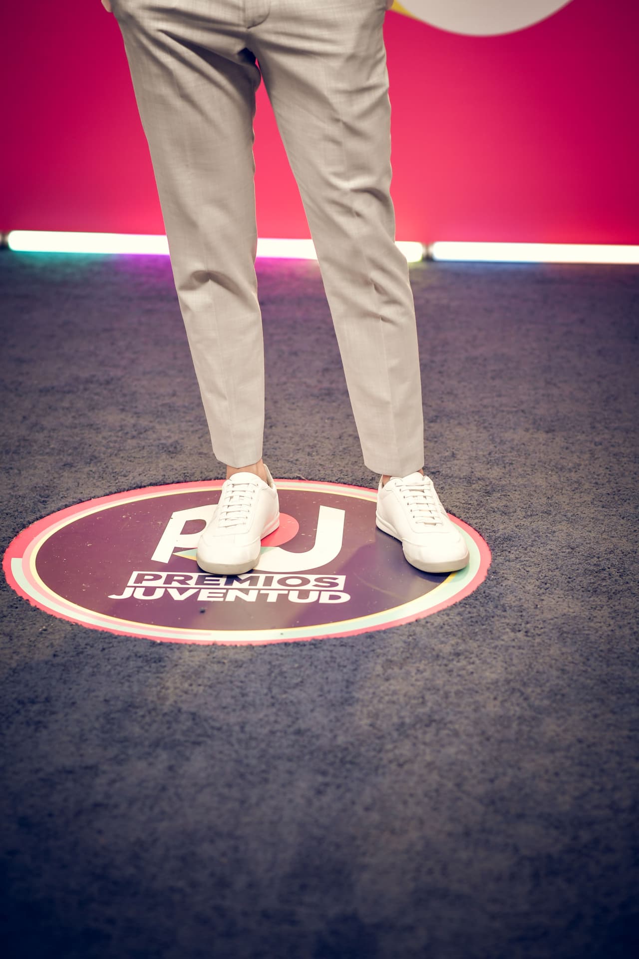 El ex RBD complementó su atuendo con unos impecables sneakers blancos de piel.