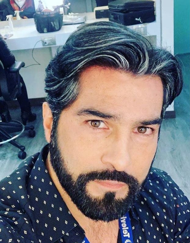 Para lucir con más años encima, el departamento de maquillaje y caracterización de la telenovela sujetó a Arturo Carmona a una cabellera con más canas. 
<br>