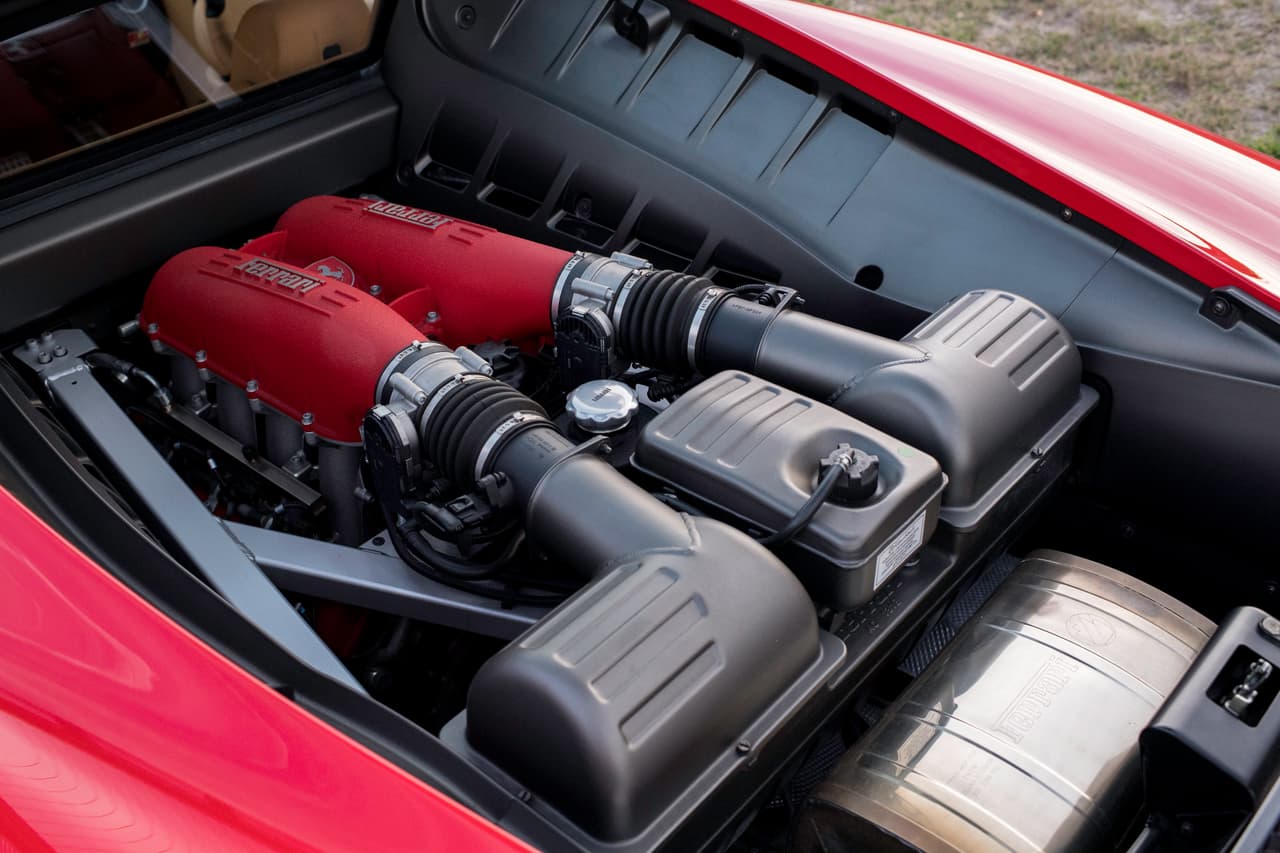 La gran novedad del F430 fue su
<b>V8 de 4.3 litros</b>, un motor de diseño moderno y totalmente nuevo con el que Ferrari daba fin a la utilización de la familia de motores Dino que había visto la luz pública en los años 50. El F430 contaba con 483 caballos de fuerza y 343 lbs-pie de torque. El F430 fue sustituido en 2010 por el Ferrari F458 en 2010. El Ferrari de Trump fue vendido en abril de 2017 en Fort Lauderdale, en el marco de una subasta de vehículos clásicos de
<b><a href="http://www.auctionsamerica.com/" target="_blank">Auctions America</a></b> por 270,000 dólares.