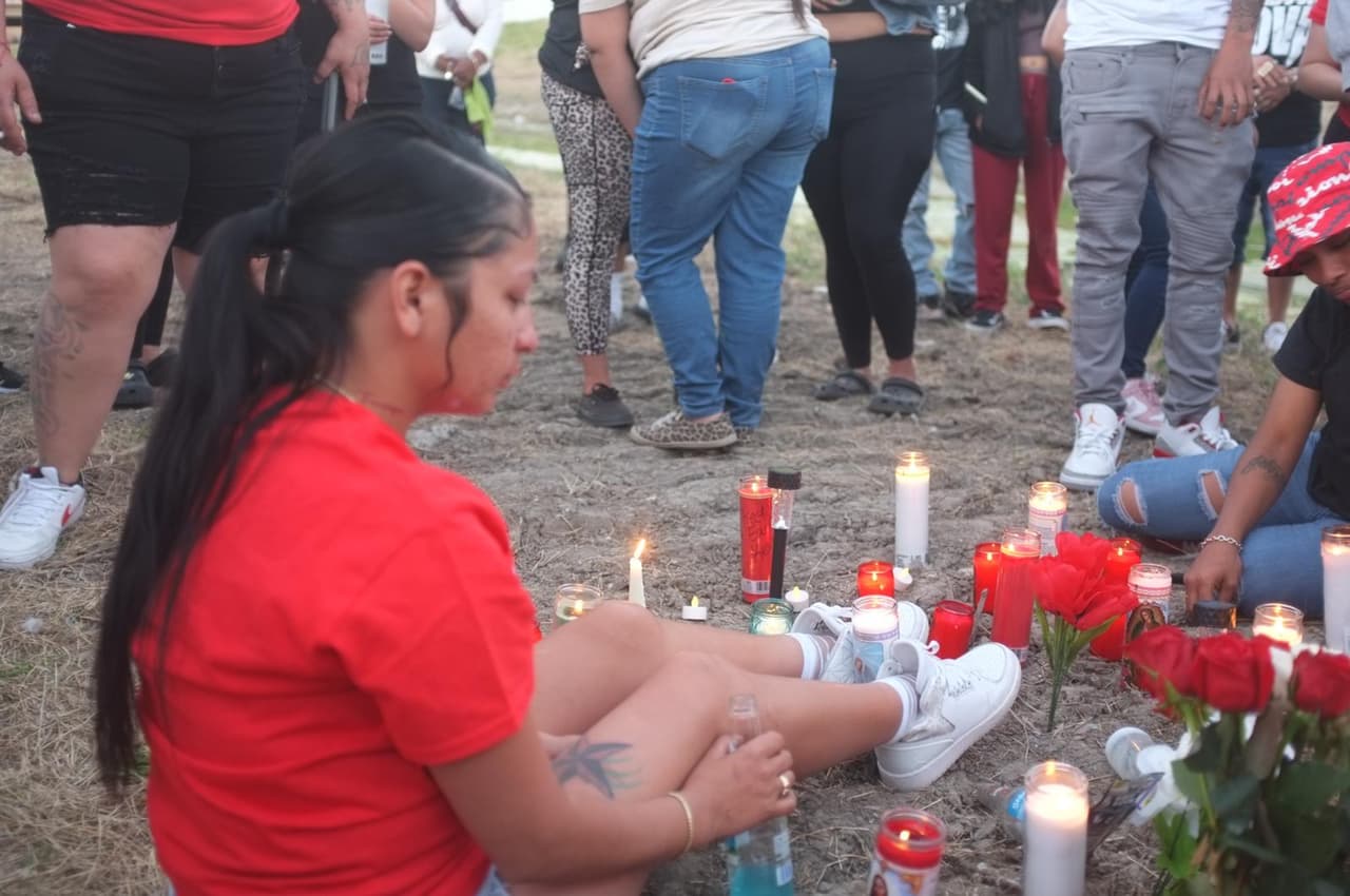 Vecinos y familiares se reunieron la noche del martes para una vigilia en memoria de
<a href="https://www.univision.com/local/san-antonio-kwex/muerte-kevin-johnson-sapd-san-antonio">Kevin Johnson</a>, de 28 años.