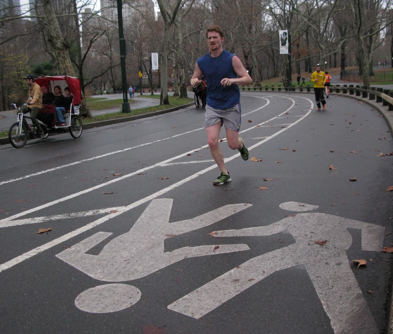 Un hombre corre en Central Park enfrentando las bajas temperaturas.