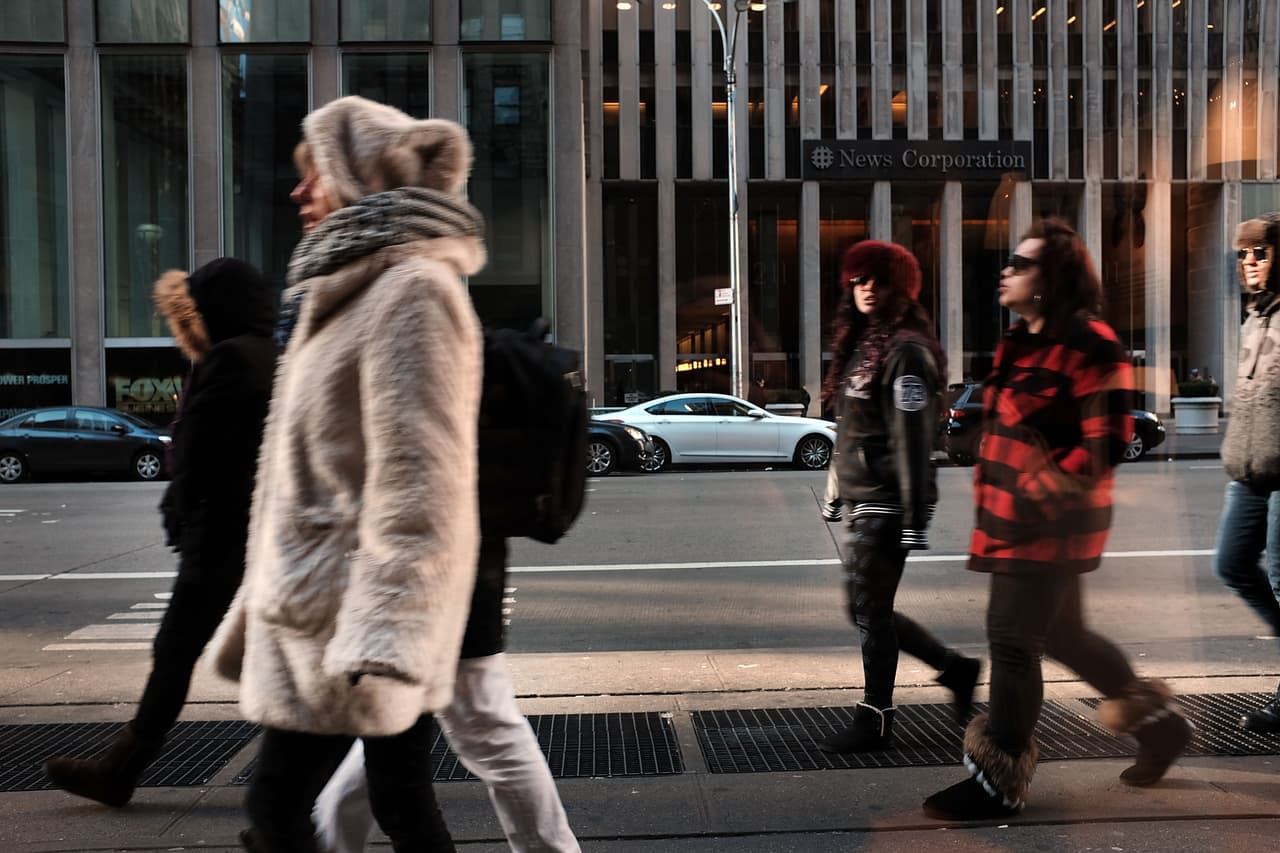 Estas personas, bien abrigadas, atraviesan la calle en Nueva York.