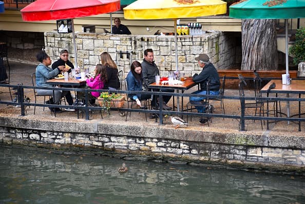 "Esto es honestamente repugnante": video de TikTok critica a residentes de San Antonio por no usar mascarillas en el centro de la ciudad