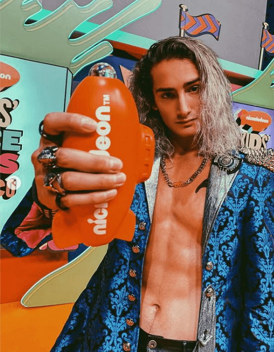 “Yo también me atreví en mi nuevo disco, que se llama ‘E2’, a salir en la portada sin playera y con ‘cuadritos’; no salí desnudo, pero sí muestro el torso”, indicó en entrevista con TVNotas.