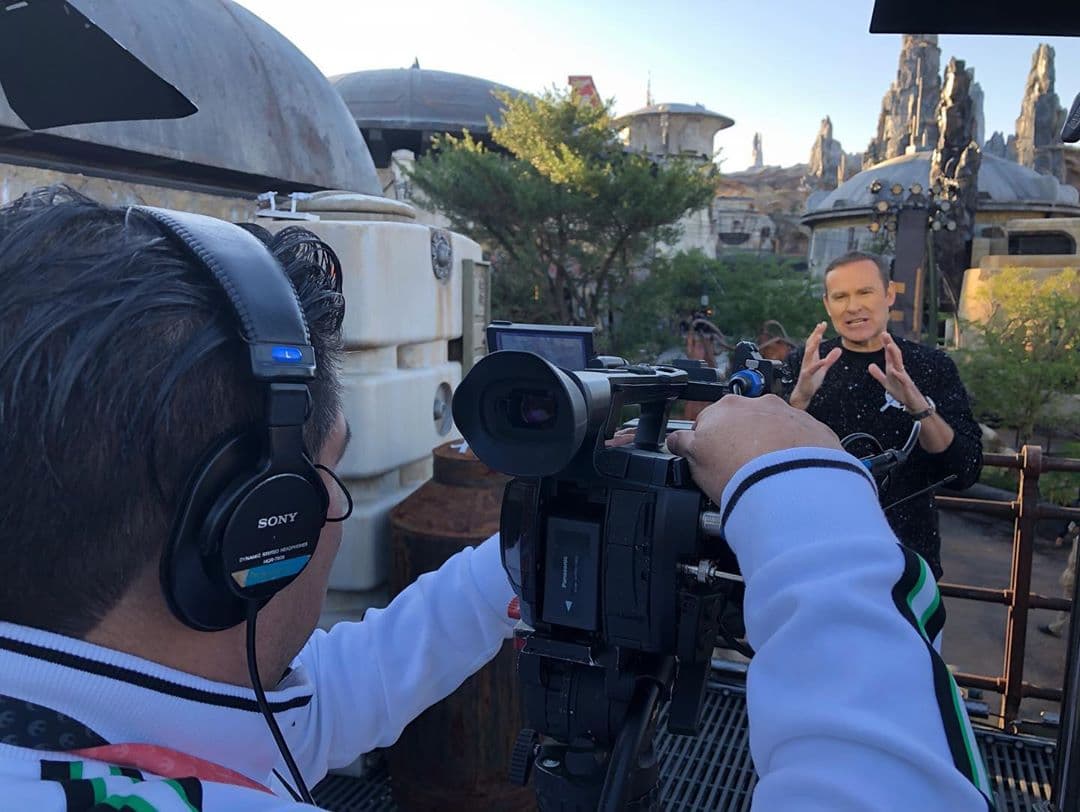 Hace unos meses, 
<a href="https://www.univision.com/shows/despierta-america/las-fotos-llenas-de-ternura-de-los-hermanitos-tacher-mira-lo-bien-que-se-la-pasan-juntos-michelle-y-liam-fotos" target="_blank">Liam, Michelle y Cristy</a> lo acompañaron a conocer el parque temático de 'Star Wars' pero en esta ocasión le tocó vivir la experiencia con la producción de Despierta América.