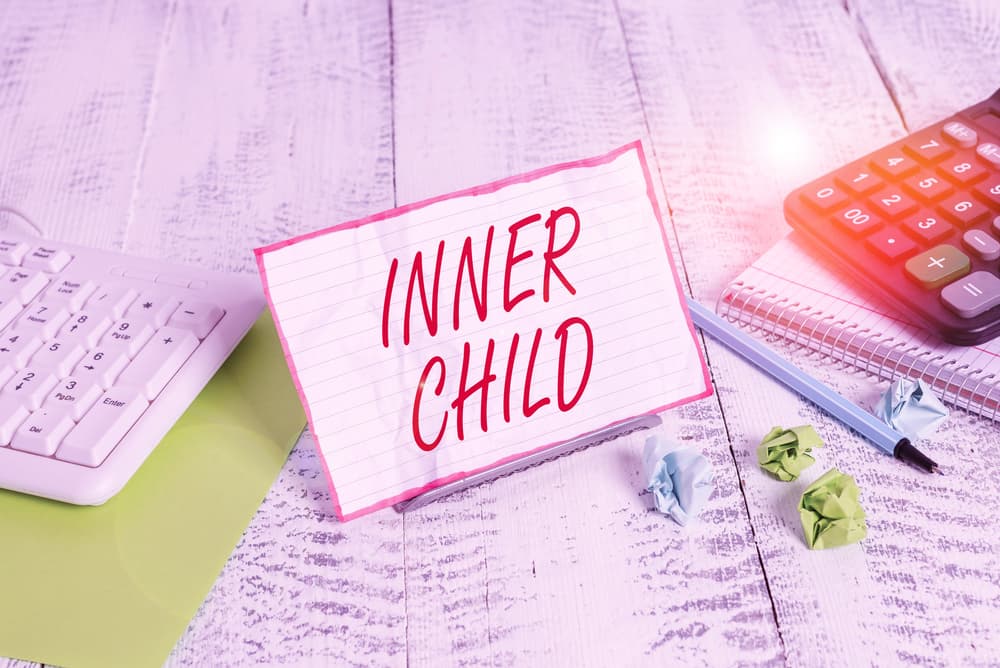 <b>SAGITARIO</b>
<br>Ellos no se pueden quedar quietos ni un momento, ni de pequeñitos. Son de naturaleza muy curiosa, energética y observadora. Si te sientes abrumado, recuerda justamente eso mismo, y que tu imaginación no tiene límites. Tú sabrás muy bien cómo salir de cualquier bache si te sientas a buscar la mejor salida.