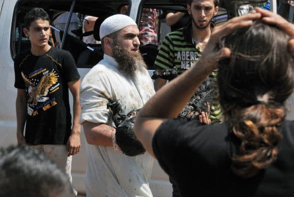 La segunda se produjo momentos después frente a la mezquita As Salam, que se encuentra cerca del puerto de la ciudad.