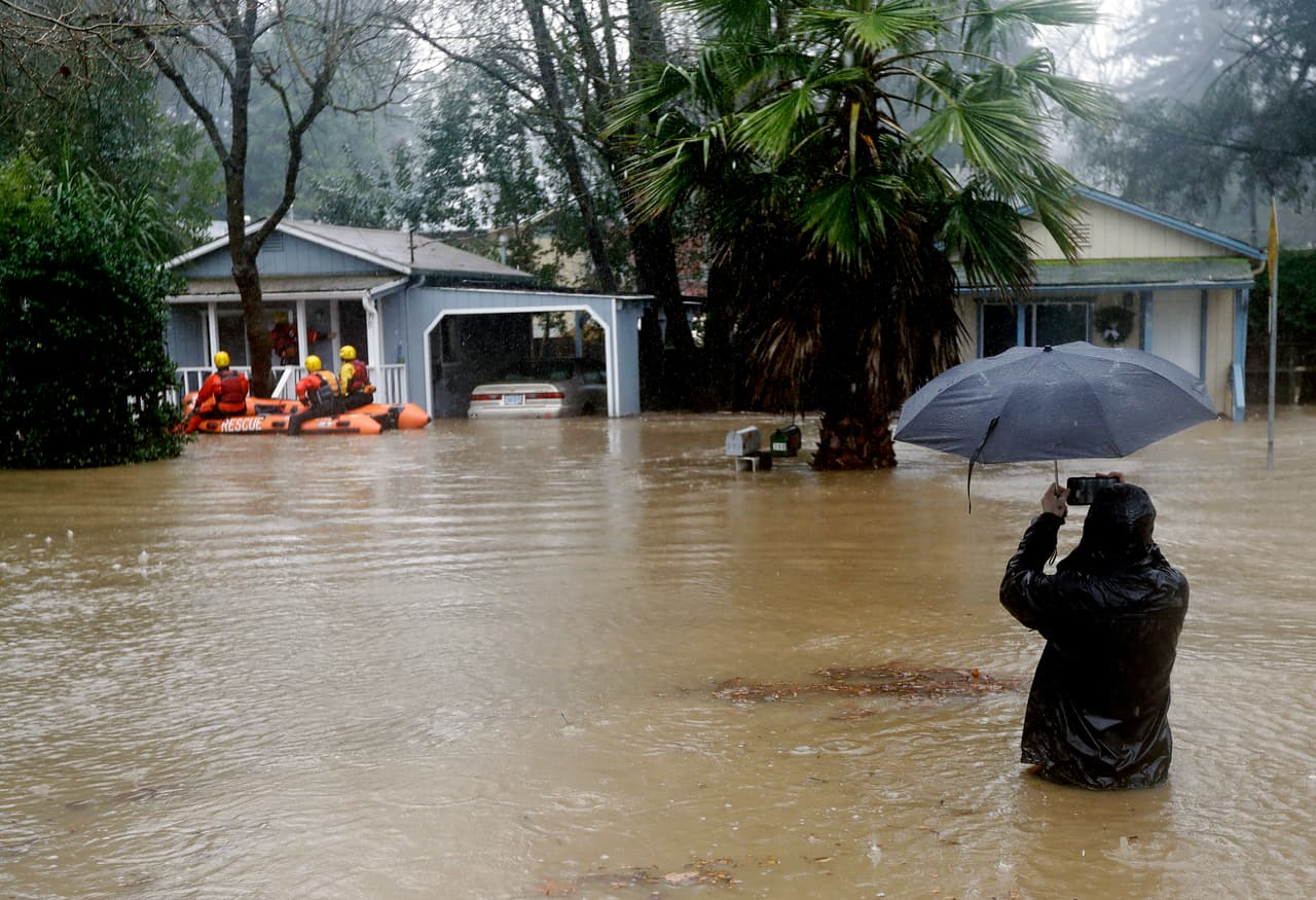 La imagen de los rescatistas contrasta con la del fotógrao metido hasta la cintura en el agua con su celular para inmortalizar el momento..
