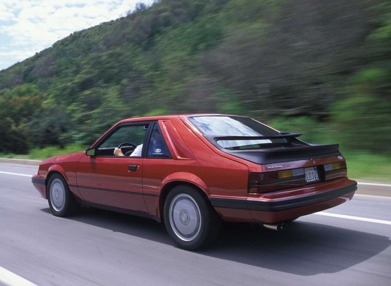 En 1984 las Operaciones de Vehículos Especiales (SVO por sus siglas en ingles) de Ford preparó una versión especial del Mustang con un motor de cuatro cilindros turboalimentado que desarrollaba su potencia máxima a altas velocidades, muy al estilo europeo. El
<b>Ford Mustang SVO </b>utilizaba exclusivamente la carrocería fastback con un alerón doble tomado directamente del Ford Sierra XR4i diseñado por Ford de Europa. Inicialmente el motor de 2.3 litros de Mustang SVO desarrollaba 175 caballos de fuerza pero en su modelo final en 1986 la potencia era de 200 caballos de fuerza.