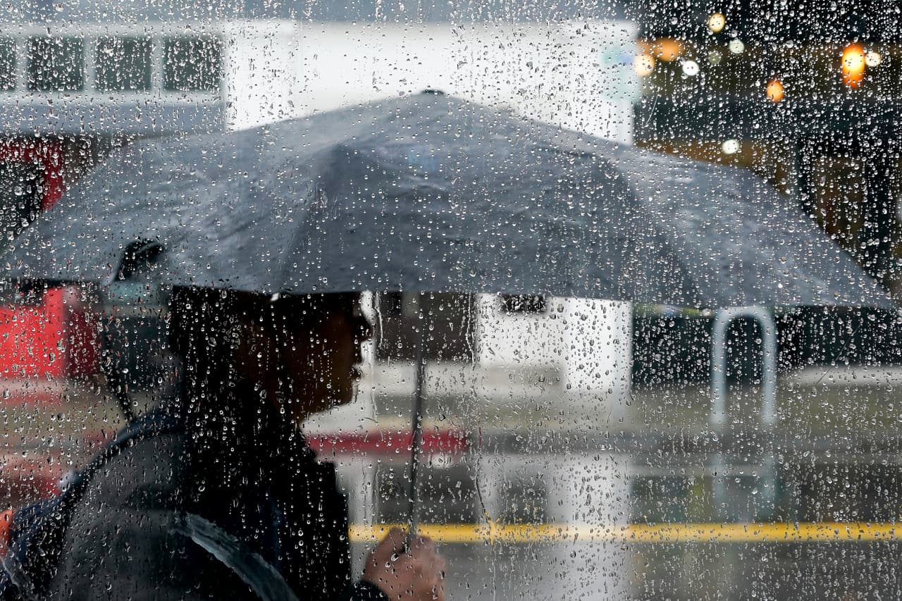 Advirtió que persistirá la posibilidad de árboles caídos y apagones debido a la fuerza de los vientos, principalmente hacia las zonas montañosas.