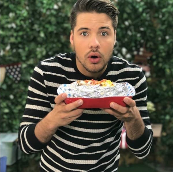 Así cachamos a William Valdés "con las manos en la masa" mejor dicho con un delicioso "hamburdog" a la parrilla.