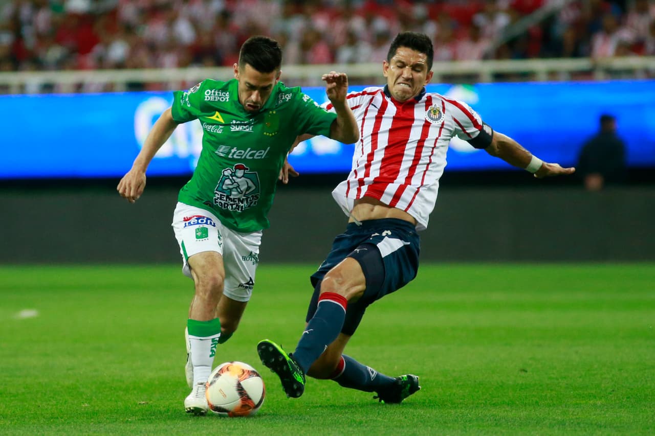 La posesión del balón fue alternada y se disputaba con intensidad en todos los sectores del campo.