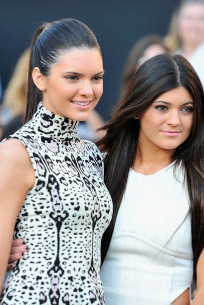 Delante de ellas se encuentran Sasha y Malia Obama, hijas del presidente Barack Obama.