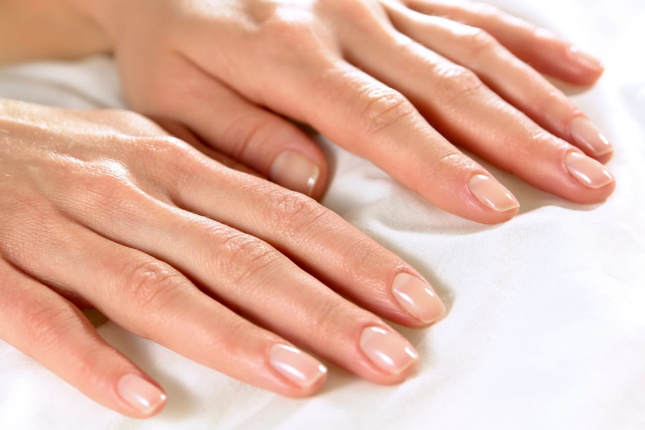 3. Padrastros. Si quieres prevenirlos, tienes que hidratar la cutícula de la uña, aconseja el sitio Go Ask Alice, de la Universidad de Columbia. Las manos secas son más propensas a generar padrastros. Y además, ¡deja de comerte las uñas!