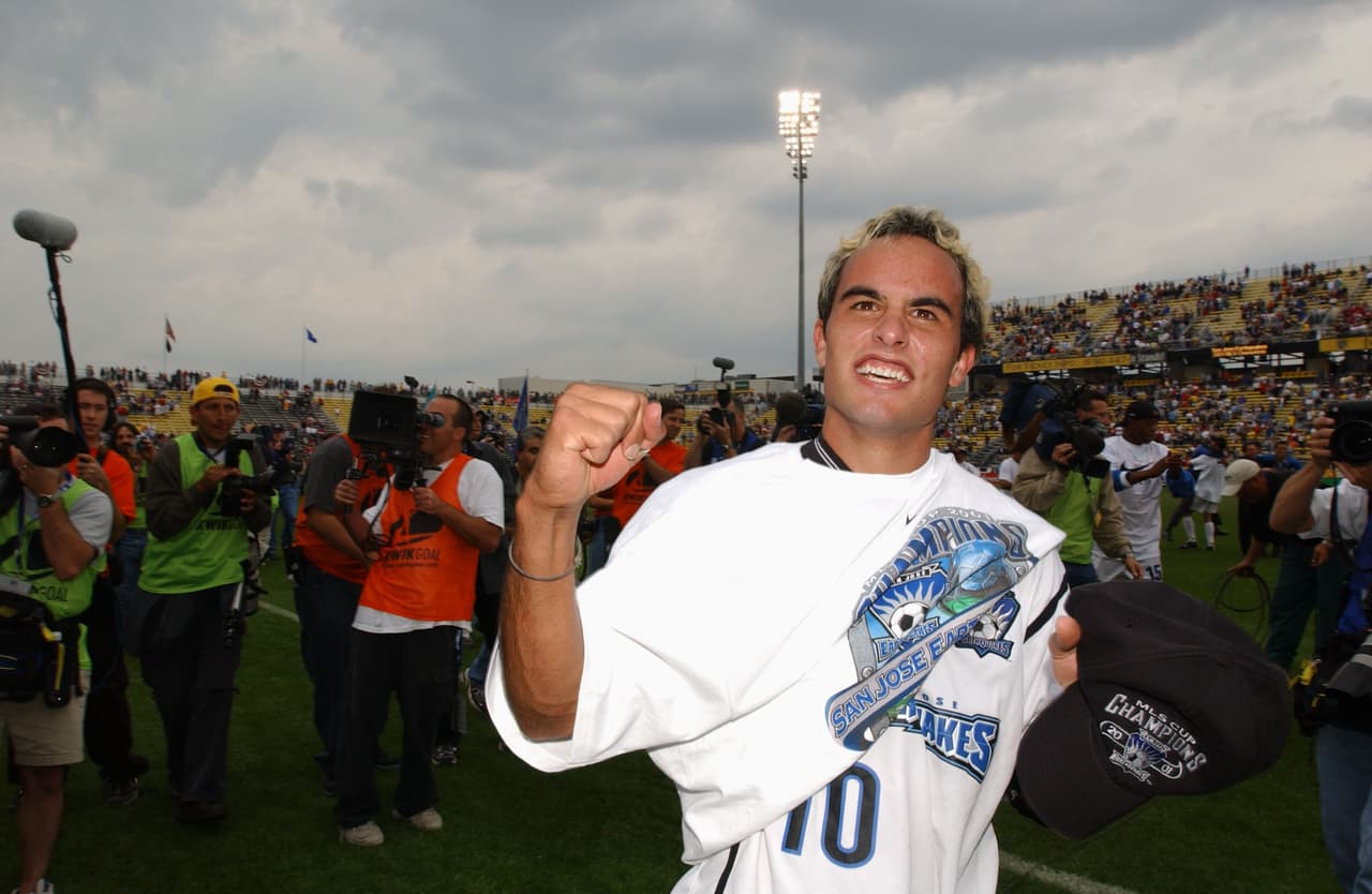 El delantero, de 19 años, llegó a la MLS con San Jose Earthquakes y con este equipo obtuvo en 2001 el título nacional, el primer de su exitosa carrera. Fue nombrado el MVP.