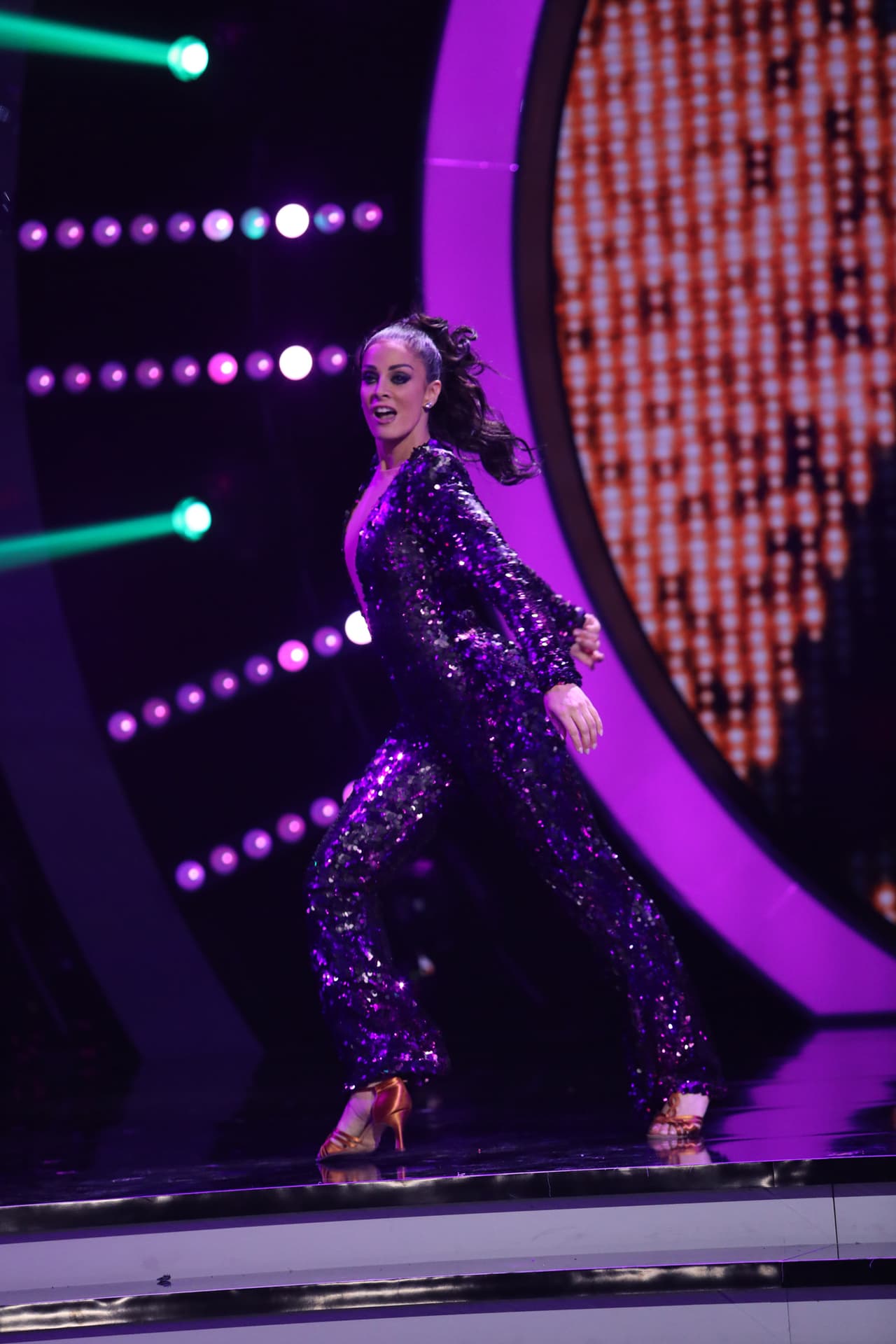 La participante tuvo que regresar a la pista con un baile disco.