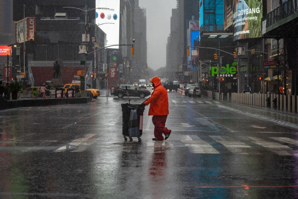 El centro de Fay, que ha descargado fuertes lluvias y dejado inundaciones a su paso por Carolina del Norte y Nueva Jersey, continuará moviéndose a través de porciones del este de Nueva York durante este sábado y entre la noche del sábado y las primeras horas del domingas las lluvias de los remanentes de Fay afectarán el noroeste de Nueva Inglaterra y el sureste de Canadá, según indica el boletín del NHC.