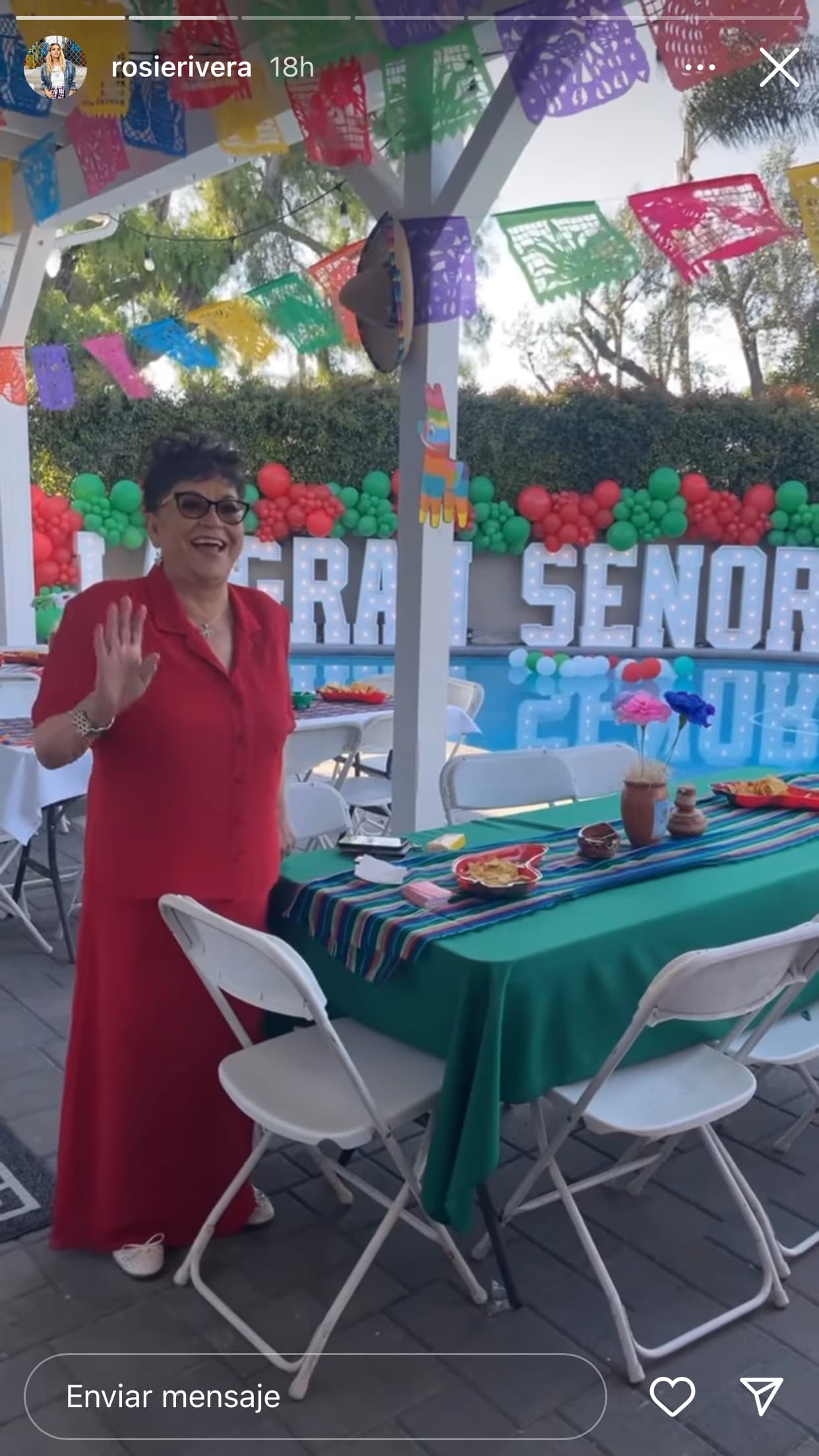 Pero en las imágenes no se vio la presencia de 
<b><a href="https://www.univision.com/famosos/jenni-rivera-esposo-juan-lopez-hijos-celebraron-cumpleanos-50" target="_blank">ninguno de los hijos de Jenni Rivera</a></b>, quienes tampoco la felicitaron en sus redes sociales.
<br>