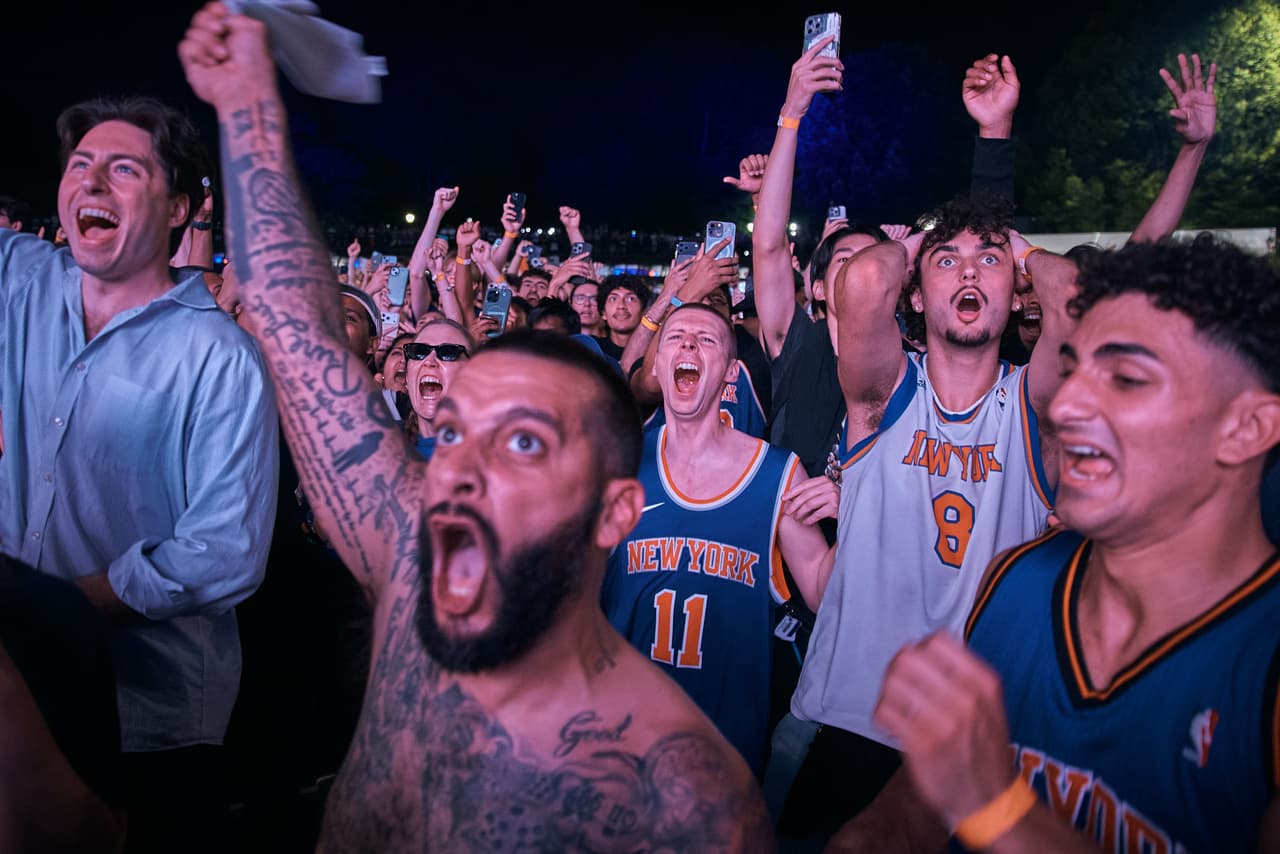 Los aficionados de los New York Knicks celebran su victoria mientras ven el quinto partido de las Finales de la NBA contra los San Antonio Spurs.