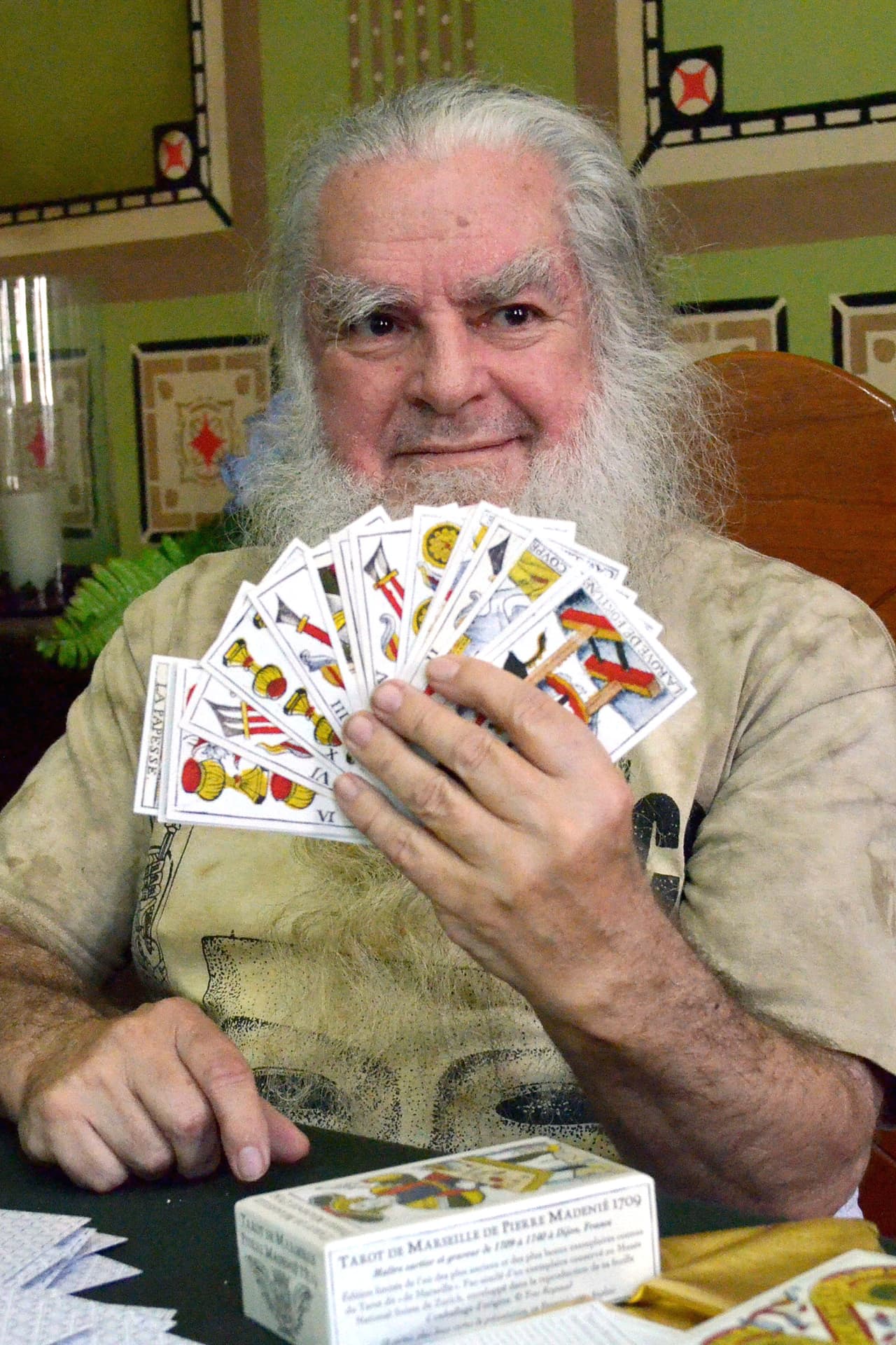 Por si fuera poco, el Brujo Mayor también hizo terribles predicciones de desastres naturales, para un país en particular de América Latina, ayudado por su usual lectura de cartas de tarot.