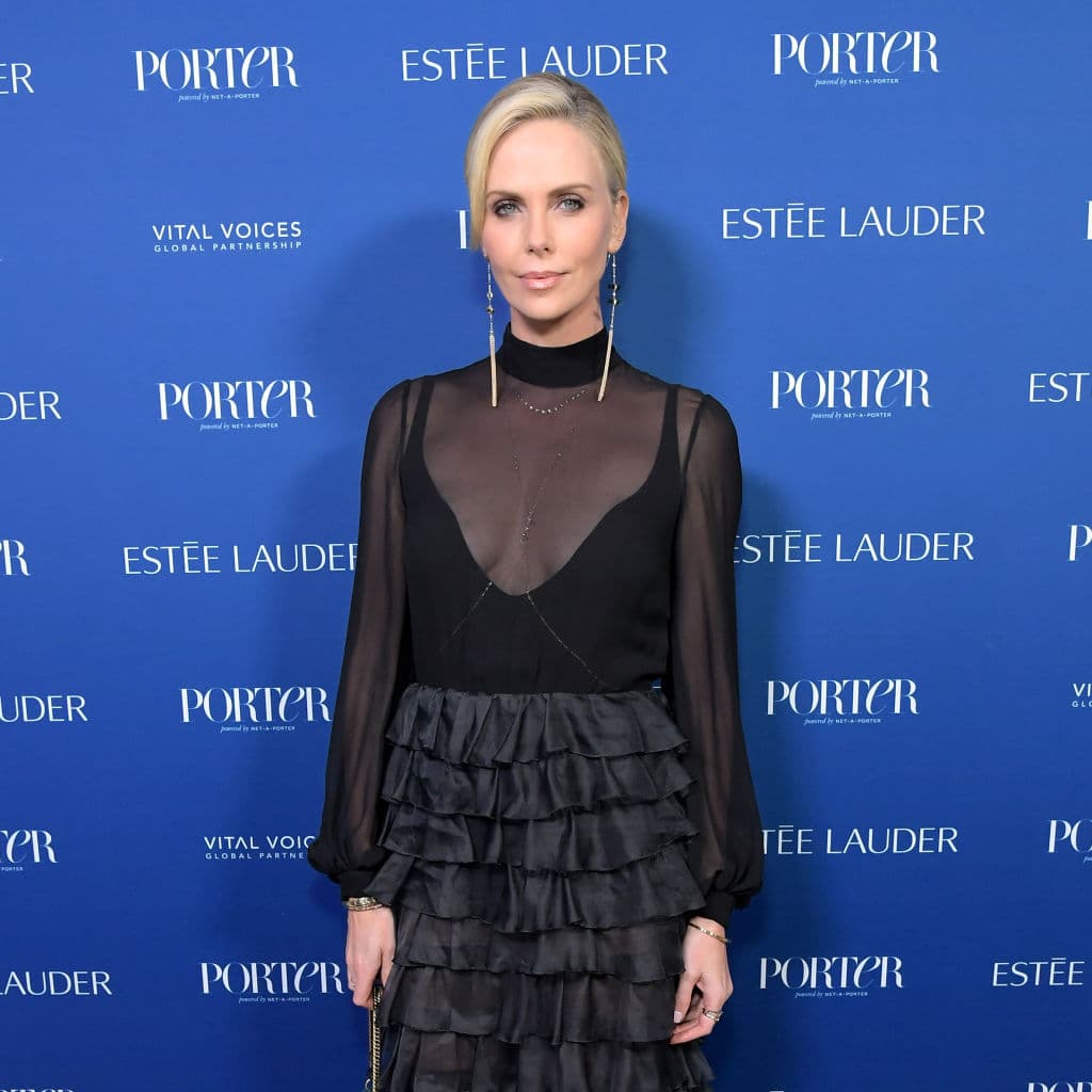 Tully (2018) - Marlo es una madre con tres hijos, el último recién nacido, que recibe un inesperado regalo de parte de su hermano: una niñera para que le ayude por las noches.
<br>