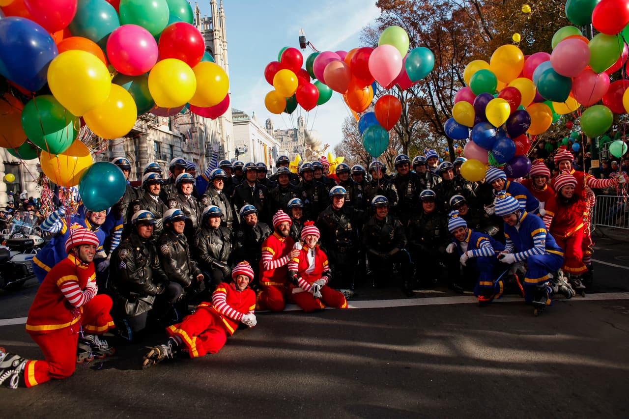 Miembros del Departamento de Policía de NY posan para una foto antes del arranque del desfile, en el que la seguridad esta vez es también protagonista.