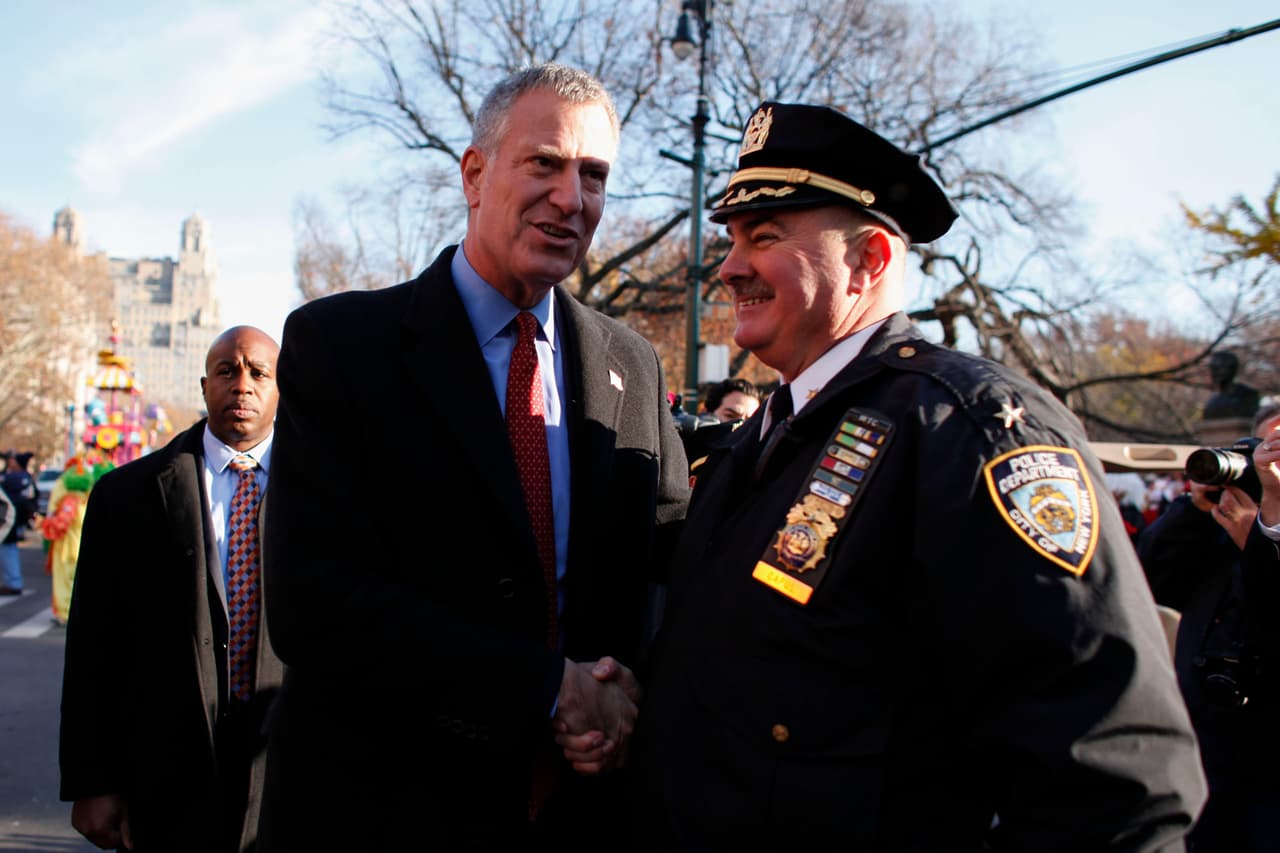 El alcalde Bill de Blasio dialogó con un agente de la policía en el evento.
