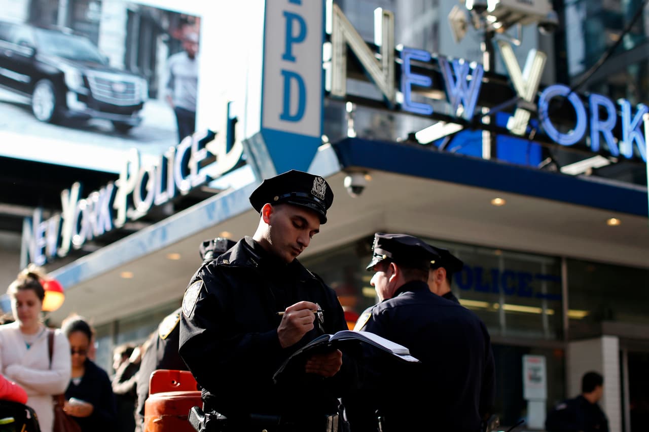 Este agente se encuentra en Times Square. Forma parte de un número récord de miembros desplegados este Día de Acción de Gracias.