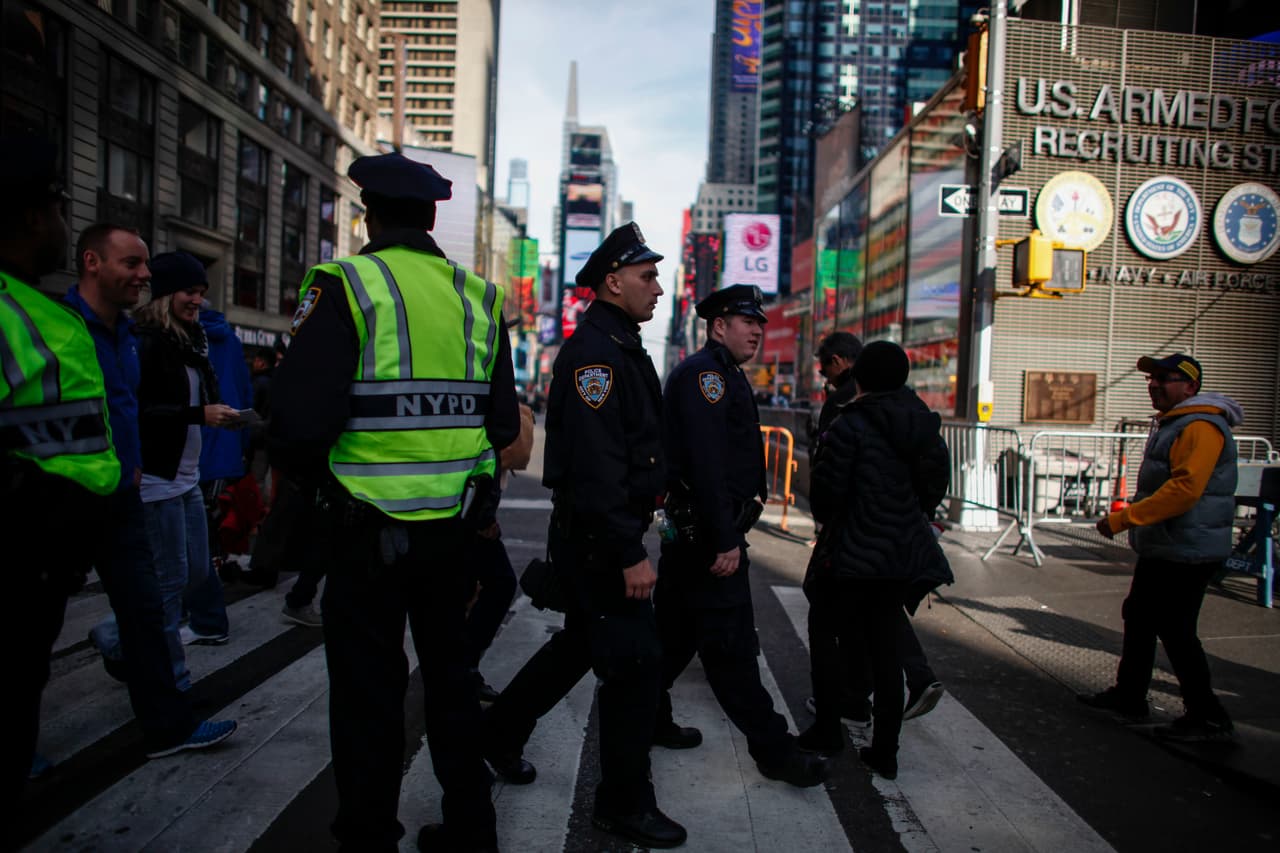 Otro grupo más de policías. Su amplia presencia es para garantizar la seguridad en el tradicional desfile de cada año.