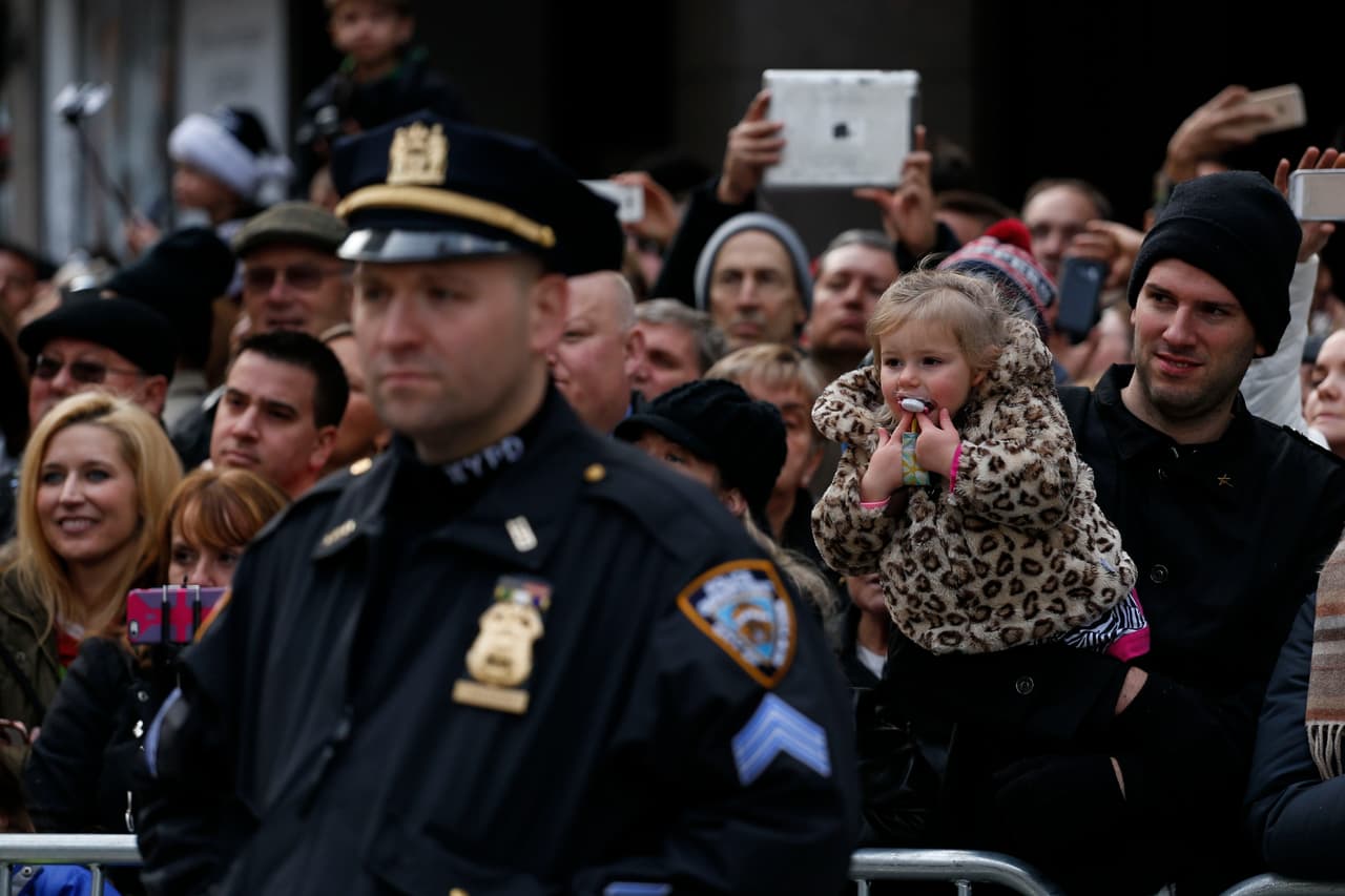 Los espectadores se dieron cita en las calles de la ciudad de Nueva York, donde aceptaron la fuerte presencia policial.