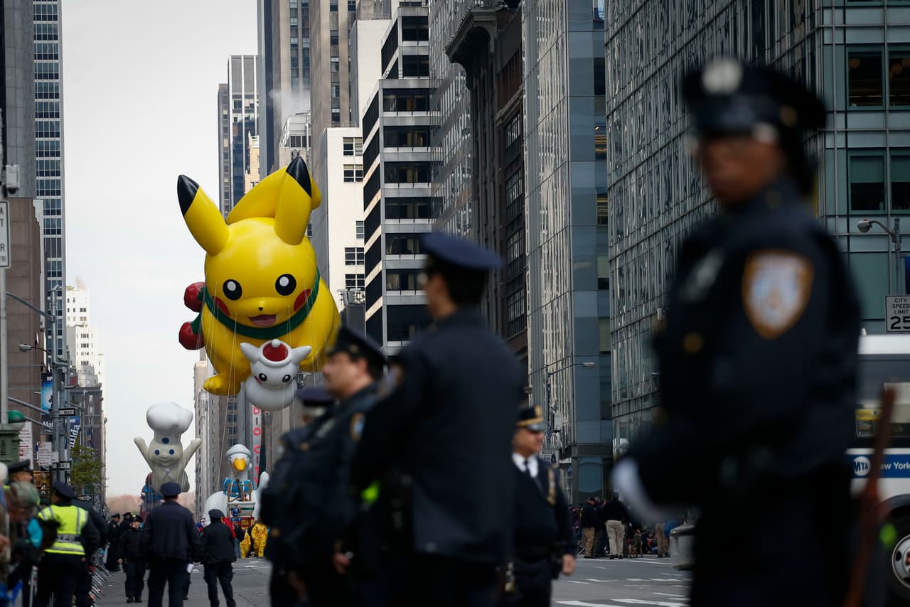 Como es tradicional, los globos gigantes llenaron de colorido las calles con su paso.