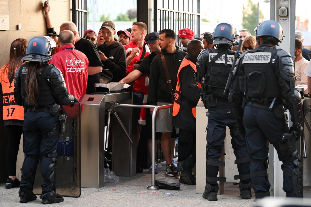Aficionados sin boleto generan caos al meterse por la fuerza en las inmedicaciones del Stade de France.