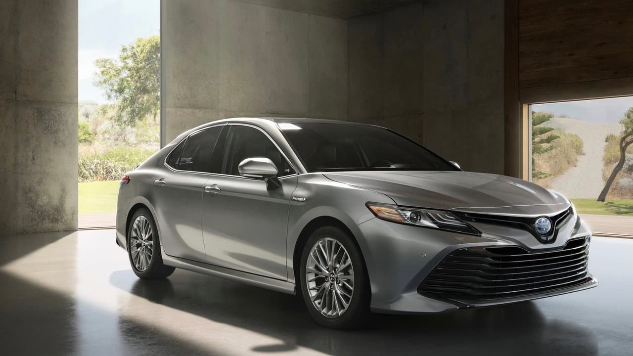 <h3 class="cms-h3-H3"><b>6. Toyota Camry</b></h3>
<br>
<br>Aunque el popular sedán mediano de Toyota sigue siendo el vehículo de tres volúmenes más vendido del país, en 2017
<b>perdió su estatus como el auto de pasajeros más vendido en Estados Unidos</b>. El Camry perdió la Corona al ser superado por dos populares camionetas crossover, lo que naturalmente le costó dos puestos en la lista. Toyota logró colocar
<b>387,081 unidades</b> del Camry en 2017 lo que representó
<b>una merma en sus ventas del 0.4%</b>.