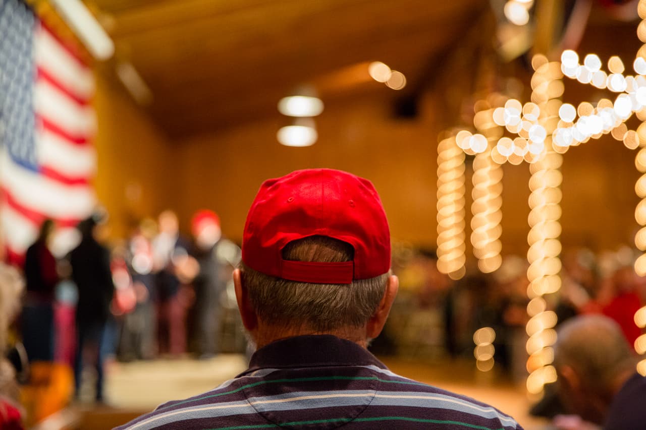 Los simpatizantes de Roy Moore llevaron indumentaria de la pasada contienda electoral, como este señor que se puso la gorra roja de la campaña de Trump.