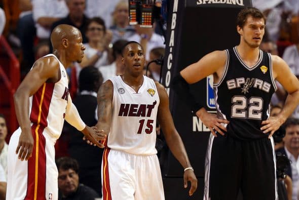 Habrá séptimo juego entre los Spurs y los Heat (30 fotos) ¡Locura total! Un juego electrizante, inolvidable, donde ambos equipos dieron una demostración inolvidable en el American Airlines Arena, manteniendo en vilo a los fanáticos en San Antonio y en Miami, primero durante los 48 minutos regulares y después en los 5 minutos de OT. .Tim Duncan, con una clásica demostración durante todo el partido, anotó más tantos en la primera mitad que la combinación de los 3 de Miami, Wade-James-Bosh 25/21, facilitando que los Spurs dominaran al Heat hasta comenzar el cuarto período, cuando Miami llevo a cabo un cambio de jugadores. Cuando solo faltaban 5 segundos para coronarse campeones los San Antonio Spurs, el incomparable Ray Allen empató el partido con un tiro de 3 puntos, forzando el OT. Con 1:43 en el reloj, LeBron James (triple/doble, 32 puntos, 11 asistencias y 10 rebotes) encaramó al Heat 101-100, y al concluir el OT, de nuevo Allen realizó una formidable jugada defensiva, dando dos puntos más al Heat, que terminó, a pesar de los umpires y para desconcierto de los comentaristas que daban el cetro a San Antonio, 103-101 sobre los Spurs. .