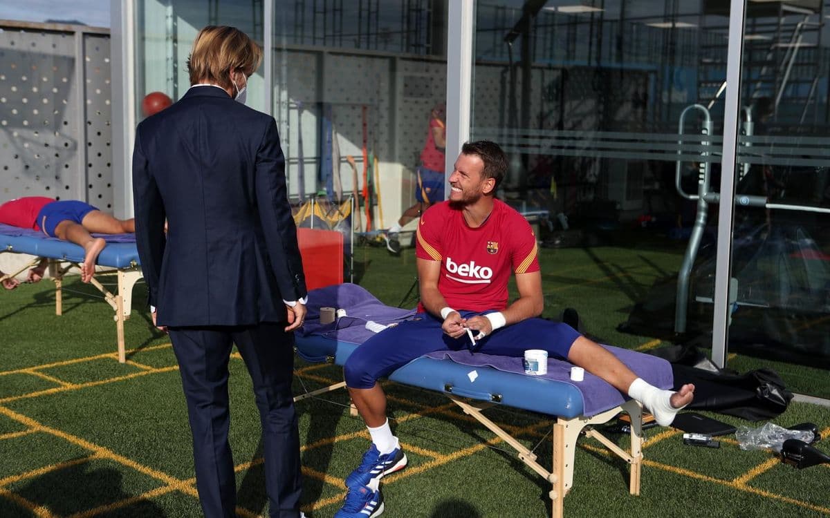 "Es un honor ser el cuarto jugador extranjero con más partidos jugados de toda la historia del Barça…", declaró el zaguero que consiguió trece títulos con los culés.