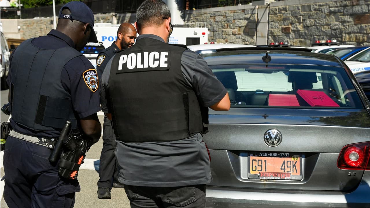 Ahí, las autoridades confiscaron 55 automóviles cuyos dueños habían acumulado 
<b>más de 480,000 dólares en peajes no pagados.</b>
<br>