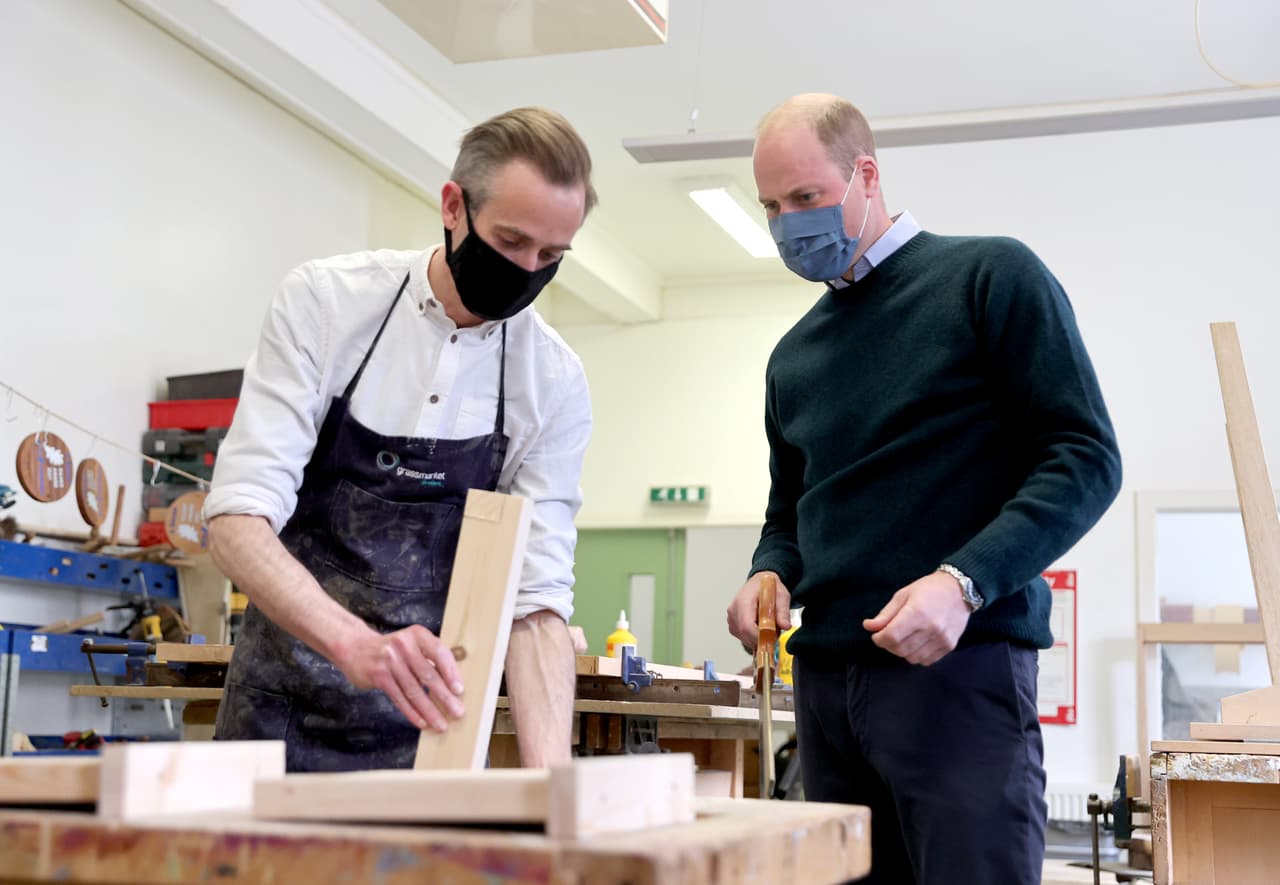 Pero el duque de Cambridge ignoró una pregunta referente a la disculpa del periodista cuando probó sus dotes en la carpintería al visitar el Grassmarket Community Project, que brinda refugio y apoyo a las personas vulnerables a través de la innovación comunitaria y la empresa social en Edimburgo.
<br>