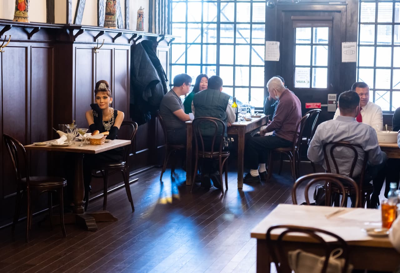 Peter Luger, en Williamsburg, está decorando su comedor principal con maniquíes de personajes famosos como parte de una colaboración con Madame Tussauds New York.