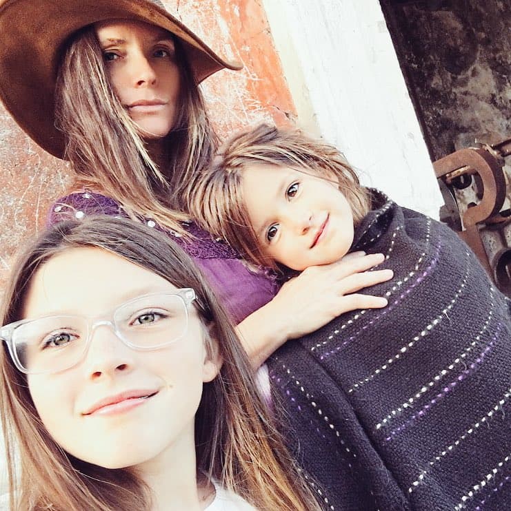 Junto a Issabela, Sergio Mayer tuvo dos hijas más:
<b><a href="https://www.univision.com/famosos/issabela-camil-y-sergio-mayer-envian-a-su-hija-mayor-a-una-escuela-publica-en-california-fotos">Camila Antonia</a></b> y Victoria.