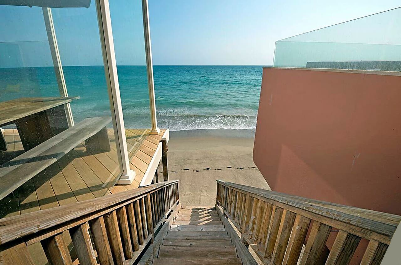 La casa se conecta con la playa a través de unas escaleras.
<br>