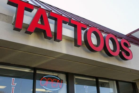 La regulación de los centros de tatuaje y los requisitos para trabajar varían de estado en estado, desde el manejo de los patógenos sanguíneos hasta las horas de entrenamiento para obtener una licencia.