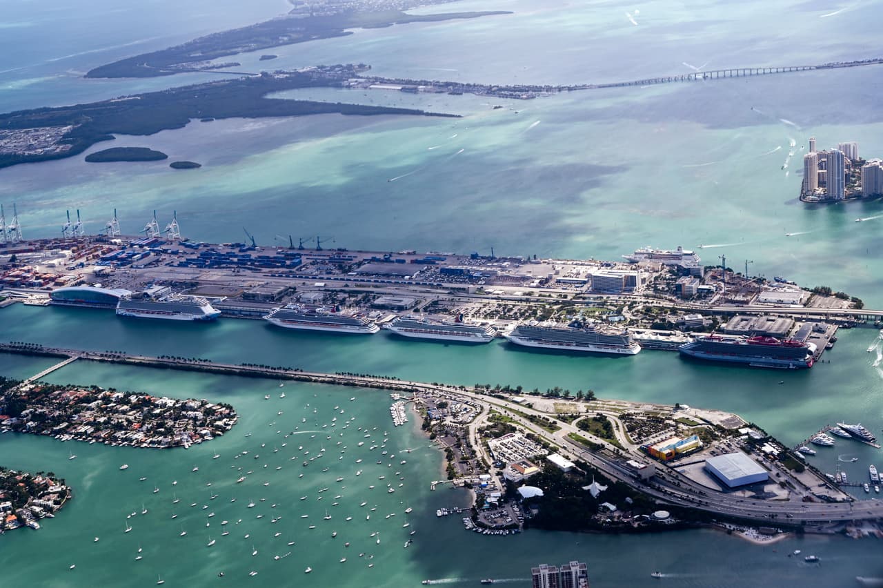 Los Centros de Prevención y Control de Enfermedades, CDC, elevaron al máximo nivel la alerta de riesgo de viajes en cruceros, por la pandemia del coronavirus. 
<br>