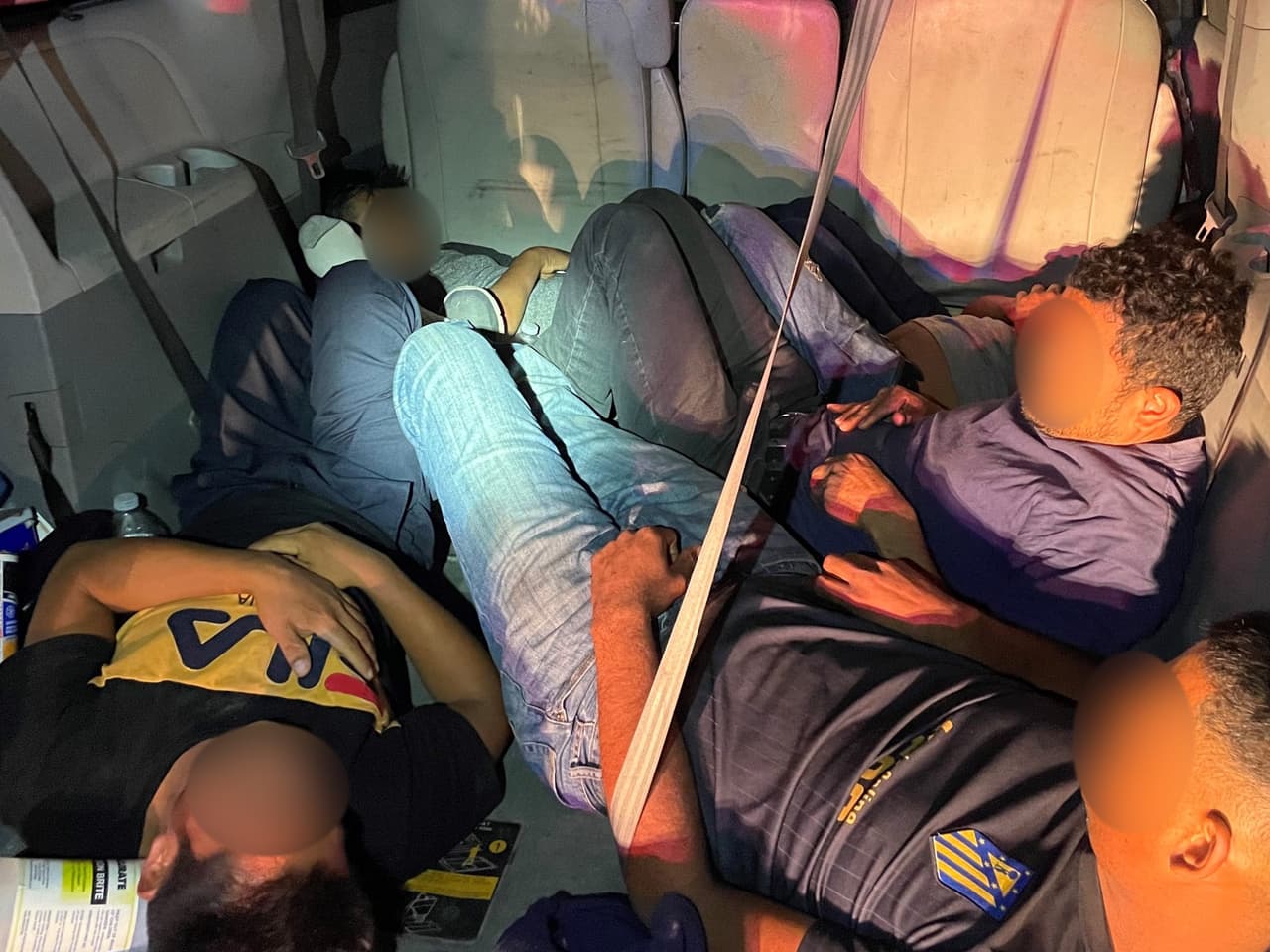 Agentes detuvieron una minivan en Sonoita, Arizona y arrestaron a un ciudadano estadounidense que traficaba a cinco inmigrantes. Un arma de fuego cargada reportada como robada en Phoenix fue incautada luego del arresto. El traficante de indocumentados enfrenta cargos criminales.