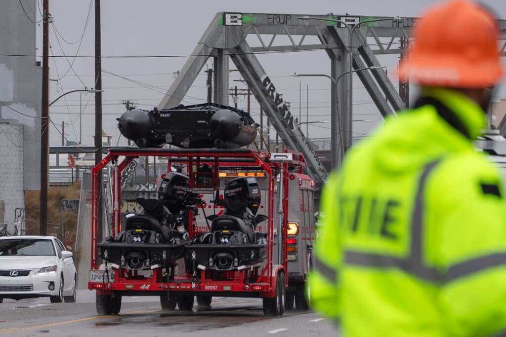 Un hombre fue rescatado tras ser arrastrado a un canal cubierto en el Valle de San Fernando. El hombre pidió ayuda por su teléfono móvil y los bomberos llegaron hasta él a través de un agujero de mantenimiento en la calle de arriba. Sufrió contusiones e hipotermia, según los bomberos. La tormenta obligó a las autoridades a cerrar un tramo de 40 millas (64 kilómetros) de la emblemática autopista 1 en la zona de Big Sur, que permanecerá cerrado indefinidamente mientras los equipos reparan los daños y limpian las rocas de los carriles.