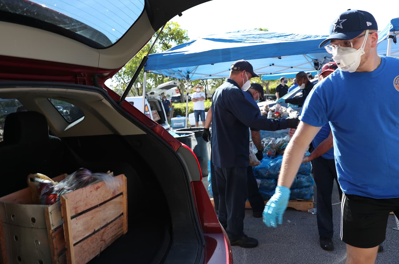 Los otros héroes de la pandemia: el duro trabajo de distribuir alimentos a los más necesitados en medio del coronavirus