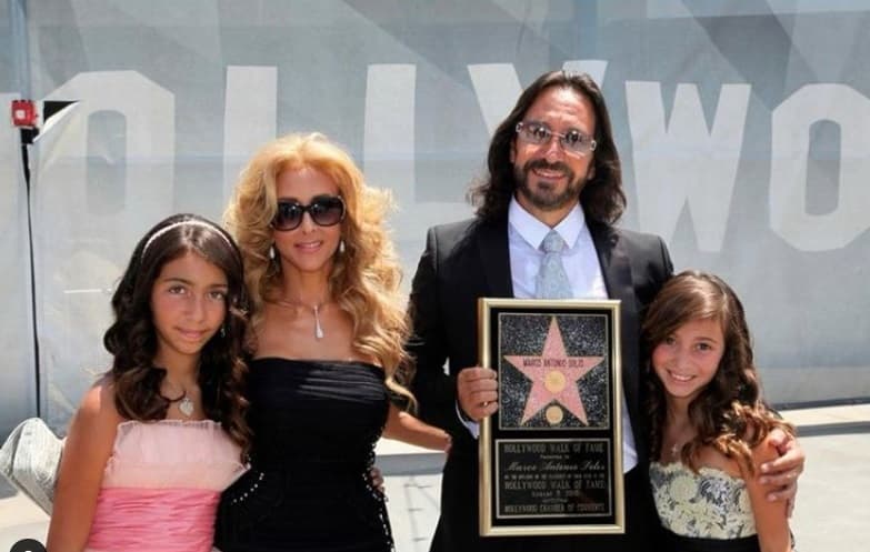 "Tienen una dinámica muy especial,
<b> es como un balance perfecto y para mí de eso se trata la vida</b>,
<b> </b>de un balance y espero que en un futuro la pareja mía sea alguien que me balance de esa forma. Mi mamá tiene tanta chispa y mi papá tiene tanta paz y reflexión, entonces se balancean de una forma tan perfecta como el ying y y el yang".