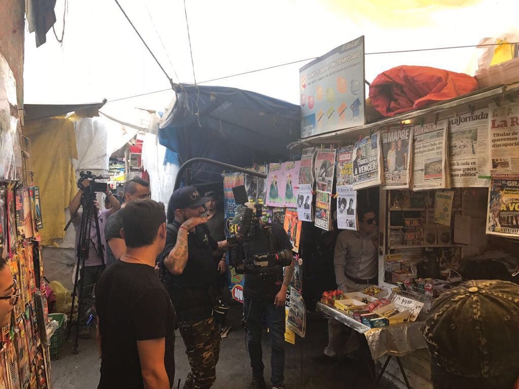 Grabaron por todos lados, incluso se adentraron en el mismísimo mercado de Tepito, rodeados de vendedores y toda la gente que acude diariamente a realizar sus compras.